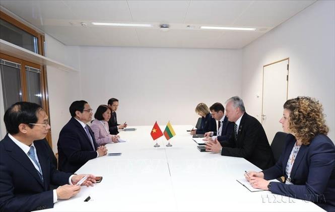  Nhân chuyến tham dự Hội nghị cấp cao kỷ niệm 45 năm quan hệ ASEAN-EU tại Brussels (Vương quốc Bỉ), chiều 14/12/2022, Thủ tướng Phạm Minh Chính gặp Tổng thống Litva Gitanas Nausėda. Ảnh: Dương Giang-TTXVN