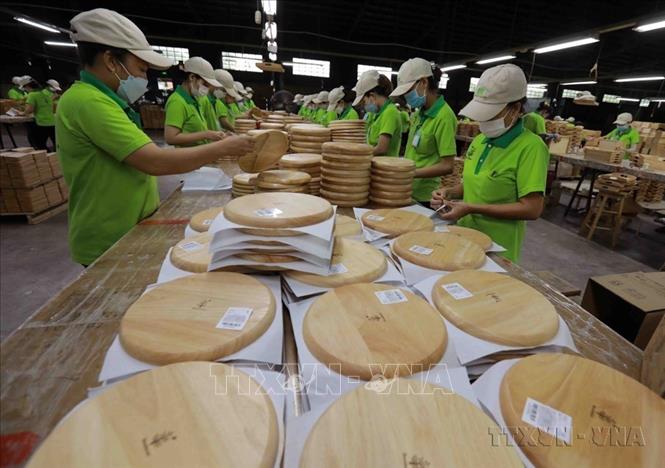 Việt Nam xuất khẩu sang Litva các mặt hàng gạo, thủy sản, rau quả, chè, hồ tiêu, hạt điều, gỗ/sản phẩm từ gỗ, cao su… Trong ảnh: Hoàn thiện sản phẩm đồ dùng nhà bếp xuất khẩu tại nhà máy của Công ty ở phường Tân Hiệp, thị xã Tân Uyên, tỉnh Bình Dương. Ảnh: Vũ Sinh - TTXVN