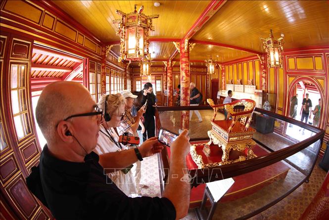 International tourists visit Ngu Phung (Five Phoenixes) Pavilion in Hue Imperial Citadel of the central city of Hue. VNA Photo