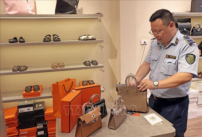 Đội QLTT số 2 kiểm tra một cửa hàng kinh doanh trên phố Hàng Đào ngày 10/6/2025. Ảnh: Trần Việt - TTXVN