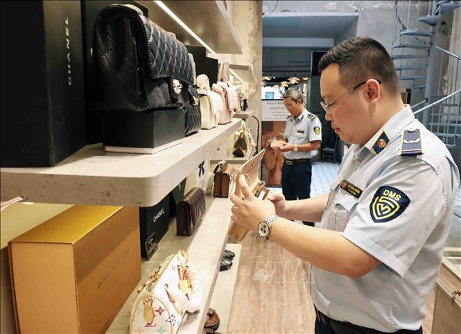 Đội QLTT số 2 kiểm tra một cửa hàng kinh doanh trên phố Hàng Đào ngày 10/6/2025. Ảnh: Trần Việt - TTXVN