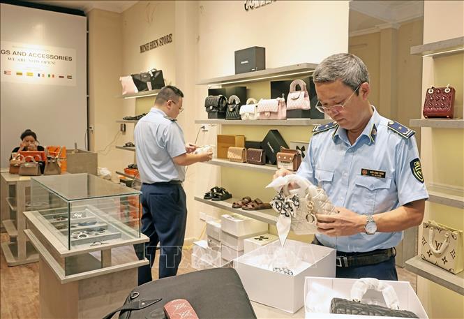 Đội QLTT số 2 kiểm tra một cửa hàng kinh doanh trên phố Hàng Đào ngày 10/6/2025. Ảnh: Trần Việt - TTXVN