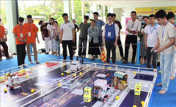 Các thi sinh tham gia thi đấu cuộc thi sáng tạo Robotics. Ảnh: Văn Dũng-TTXVN