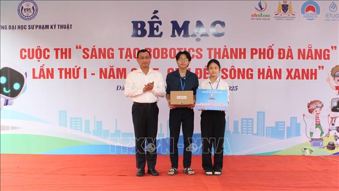Ban tổ chức trao giải Nhất cho đội thi. Ảnh: Văn Dũng-TTXVN