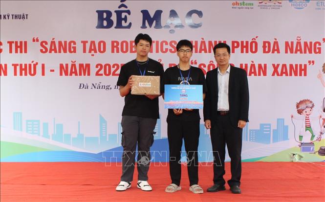 Ban tổ chức trao giải Nhì cho đội thi. Ảnh: Văn Dũng-TTXVN