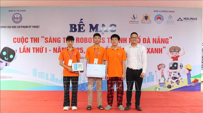 Ban tổ chức trao giải Ba cho đội thi. Ảnh: Văn Dũng-TTXVN