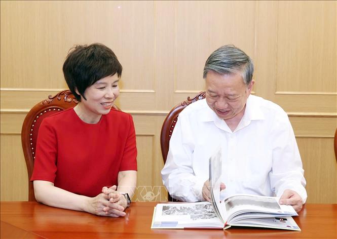 Tổng Bí thư Tô Lâm xem sách ảnh “100 năm Báo chí Cách mạng Việt Nam (1925 - 2025)”, do Nhà xuất bản Thông tấn biên soạn, xuất bản. Ảnh: Thống Nhất - TTXVN
