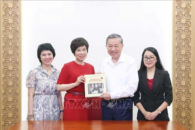 Tổng giám đốc TTXVN Vũ Việt Trang trân trọng trao tặng Tổng Bí thư Tô Lâm cuốn sách ảnh “100 năm Báo chí Cách mạng Việt Nam (1925 - 2025)”, do Nhà xuất bản Thông tấn biên soạn, xuất bản. Ảnh: Thống Nhất - TTXVN
