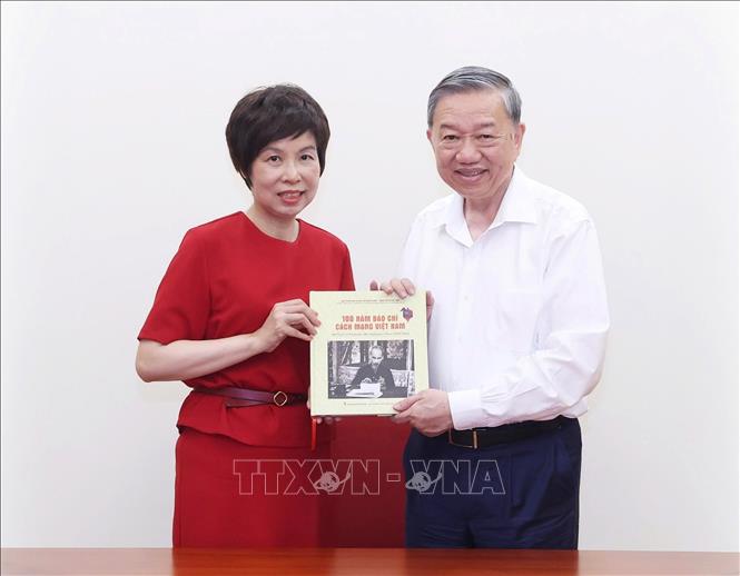 Tổng giám đốc TTXVN Vũ Việt Trang trân trọng trao tặng Tổng Bí thư Tô Lâm cuốn sách ảnh “100 năm Báo chí Cách mạng Việt Nam (1925 - 2025)”, do Nhà xuất bản Thông tấn biên soạn, xuất bản. Ảnh: Thống Nhất - TTXVN
