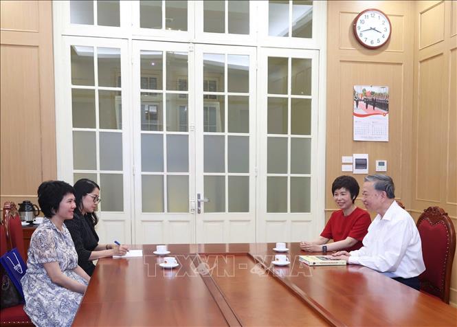 Tổng Bí thư Tô Lâm dặn dò, chỉ đạo Tổng giám đốc TTXVN Vũ Việt Trang về thực hiện nhiệm vụ thông tin của TTXVN. Ảnh: Thống Nhất - TTXVN
