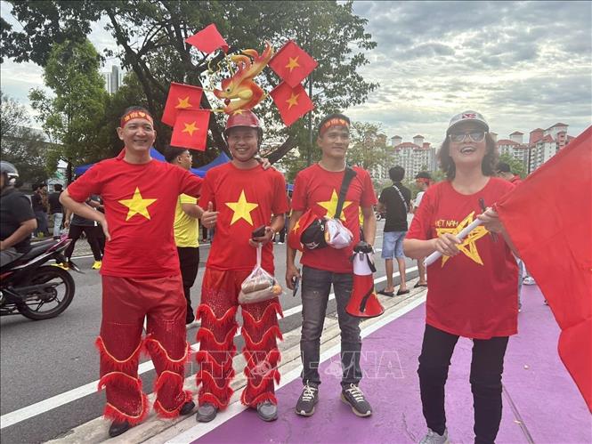 Rất đông cổ động viên đến sân cổ vũ cho tuyển Việt Nam. Ảnh: Hằng Linh - PV TTXVN tại Malaysia