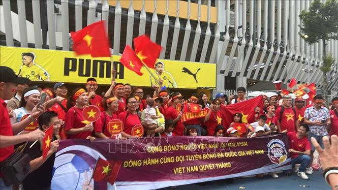 Rất đông cổ động viên đến sân cổ vũ cho tuyển Việt Nam. Ảnh: Hằng Linh - PV TTXVN tại Malaysia