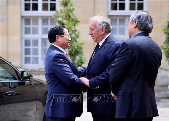 Thủ tướng Pháp François Bayrou đón Thủ tướng Phạm Minh Chính. Ảnh: Dương Giang-TTXVN
