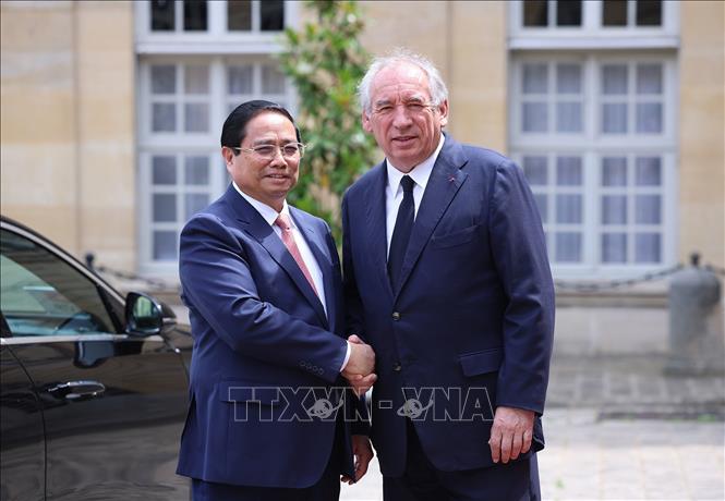 Thủ tướng Pháp François Bayrou đón Thủ tướng Phạm Minh Chính. Ảnh: Dương Giang-TTXVN

