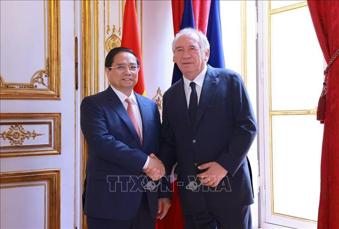 Thủ tướng Phạm Minh Chính và Thủ tướng Pháp François Bayrou. Ảnh: Dương Giang-TTXVN
