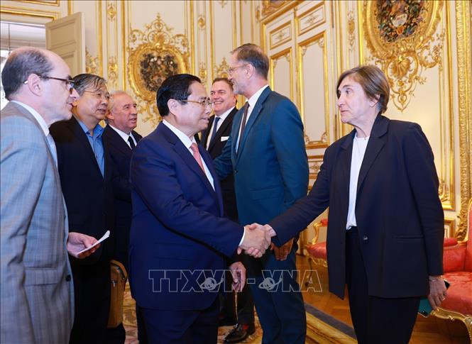 Thủ tướng Phạm Minh Chính gặp các thành viên đoàn Pháp. Ảnh: Dương Giang-TTXVN

