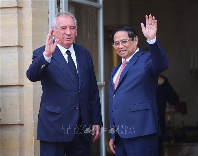 Thủ tướng Pháp François Bayrou đón Thủ tướng Phạm Minh Chính. Ảnh: Dương Giang-TTXVN