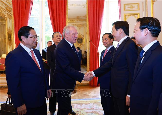Thủ tướng Phạm Minh Chính giới thiệu với Thủ tướng Pháp François Bayrou thành viên đoàn Việt Nam. Ảnh: Dương Giang-TTXVN
