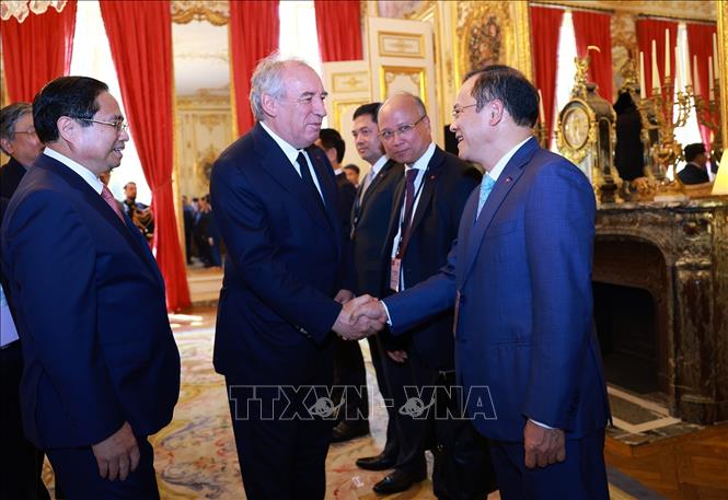 Thủ tướng Phạm Minh Chính giới thiệu với Thủ tướng Pháp François Bayrou thành viên đoàn Việt Nam. Ảnh: Dương Giang-TTXVN
