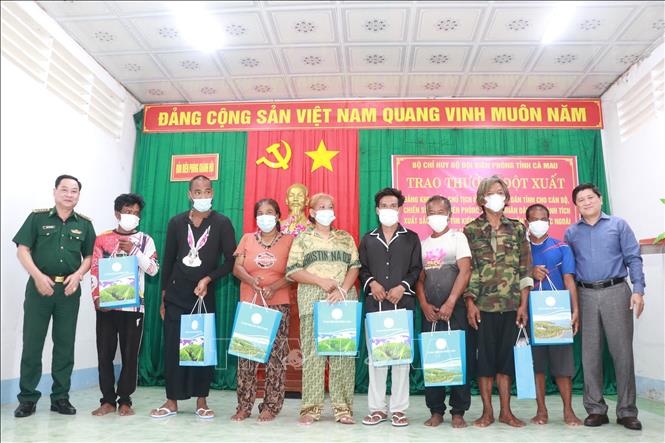 Phó Chủ tịch UBND tỉnh Cà Mau Lê Văn Sử và Đại tá Phạm Anh Chương, Chỉ huy trưởng Bộ Chỉ huy Bộ đội Biên phòng tỉnh Cà Mau thăm hỏi, động viên các thuyền viên nước ngoài gặp nạn trên biển. Ảnh: Huỳnh Anh - TTXVN