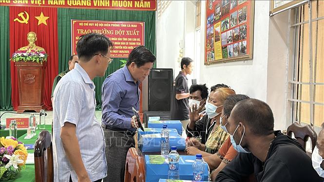 Phó Chủ tịch UBND tỉnh Cà Mau Lê Văn Sử thăm hỏi, động viên những người gặp nạn. Ảnh: Huỳnh Anh - TTXVN