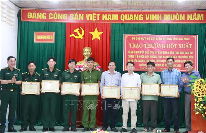 Lãnh đạo UBND tỉnh Cà Mau tặng Bằng khen cho các cá nhân có thành tích xuất sắc trong tìm kiếm, cứu nạn thuyền viên nước ngoài gặp nạn trên biển. Ảnh: Huỳnh Anh - TTXVN