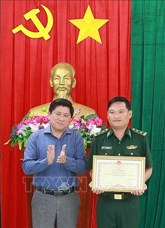 Phó Chủ tịch UBND tỉnh Cà Mau Lê Văn Sử tặng Bằng khen cho tập thể Đồn Biên phòng Khánh Hội vì có thành tích xuất sắc trong tìm kiếm, cứu nạn thuyền viên nước ngoài gặp nạn trên biển. Ảnh: Huỳnh Anh - TTXVN