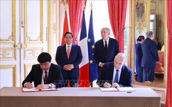Thủ tướng Phạm Minh Chính và Thủ tướng Pháp Francois Bayrou chứng kiến lễ ký Biên bản ghi nhớ giữa Viện Hàn lâm Khoa học và Công nghệ Việt Nam với Uỷ ban Năng lượng nguyên tử và Năng lượng thay thế Pháp. Ảnh: Dương Giang-TTXVN 
