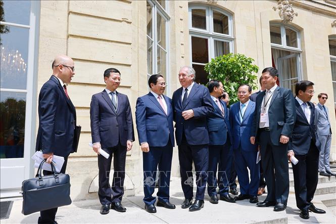 Thủ tướng Pháp Francois Bayrou giới thiệu với Thủ tướng Phạm Minh Chính không gian, kiến trúc điện Matignon. Ảnh: Dương Giang-TTXVN 