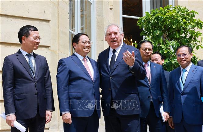 Thủ tướng Pháp Francois Bayrou giới thiệu với Thủ tướng Phạm Minh Chính không gian, kiến trúc điện Matignon. Ảnh: Dương Giang-TTXVN 