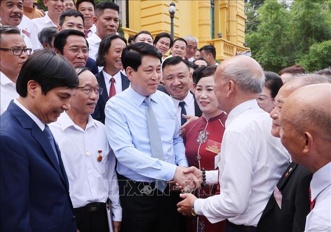 State President Luong Cuong meets outstanding artisans. VNA Photo: Lâm Khánh