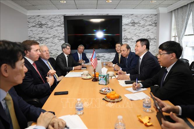 Bộ trưởng Công Thương Nguyễn Hồng Diên làm việc với ông Jeffrey Perlman – Chủ tịch Quỹ đầu tư Warburg Pincus kiêm Chủ tịch Hội đồng Kinh doanh Mỹ - ASEAN (USABC). Ảnh: TTXVN phát