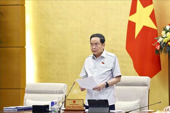NA Chairman Tran Thanh Man chairs the meeting. VNA Photo: Doãn Tấn