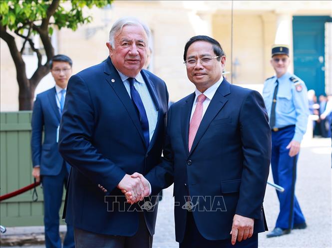 Thủ tướng Phạm Minh Chính hội kiến Chủ tịch Thượng viện Pháp Gerard Larcher. Ảnh: Dương Giang-TTXVN 

