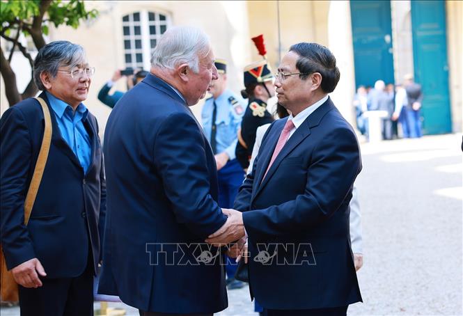Thủ tướng Phạm Minh Chính hội kiến Chủ tịch Thượng viện Pháp Gerard Larcher. Ảnh: Dương Giang-TTXVN 
