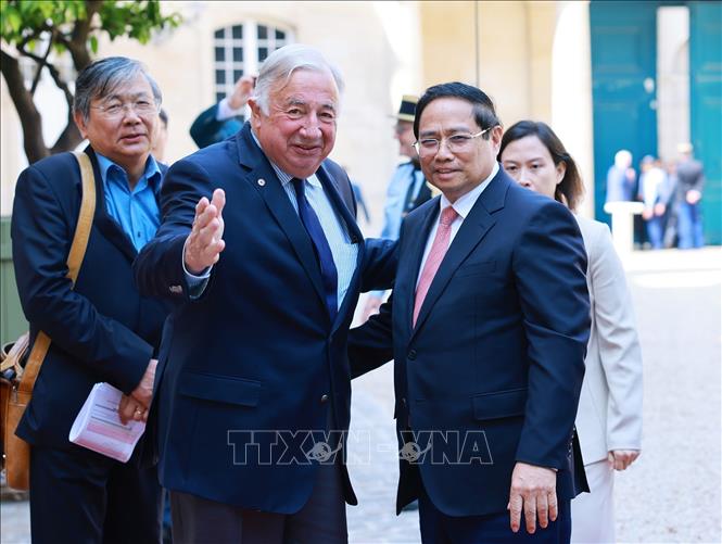Thủ tướng Phạm Minh Chính hội kiến Chủ tịch Thượng viện Pháp Gerard Larcher. Ảnh: Dương Giang-TTXVN 
