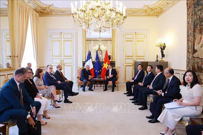 Thủ tướng Phạm Minh Chính hội kiến Chủ tịch Thượng viện Pháp Gerard Larcher. Ảnh: Dương Giang-TTXVN 