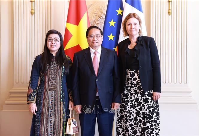 Chủ tịch Quốc hội Pháp Yael Braun-Pivet đón Thủ tướng Phạm Minh Chính và Phu nhân. Ảnh: Dương Giang-TTXVN