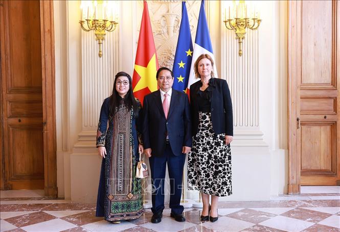 Chủ tịch Quốc hội Pháp Yael Braun-Pivet đón Thủ tướng Phạm Minh Chính và Phu nhân. Ảnh: Dương Giang-TTXVN