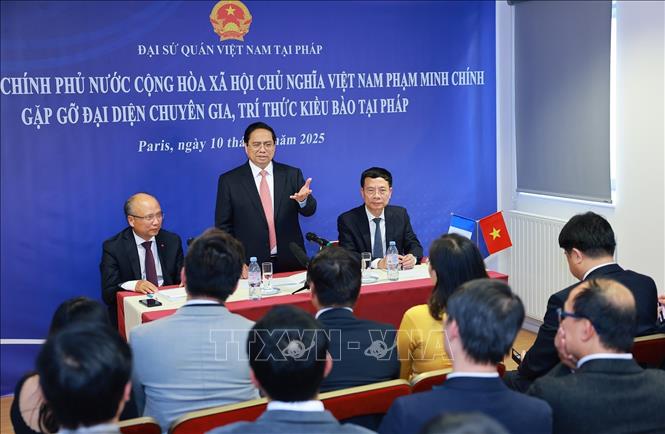 Thủ tướng Phạm Minh Chính gặp gỡ đại diện chuyên gia, trí thức kiều bào tại Pháp. Ảnh: Dương Giang-TTXVN 