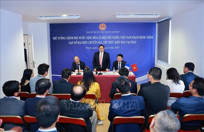 Thủ tướng Phạm Minh Chính gặp gỡ đại diện chuyên gia, trí thức kiều bào tại Pháp. Ảnh: Dương Giang-TTXVN 
