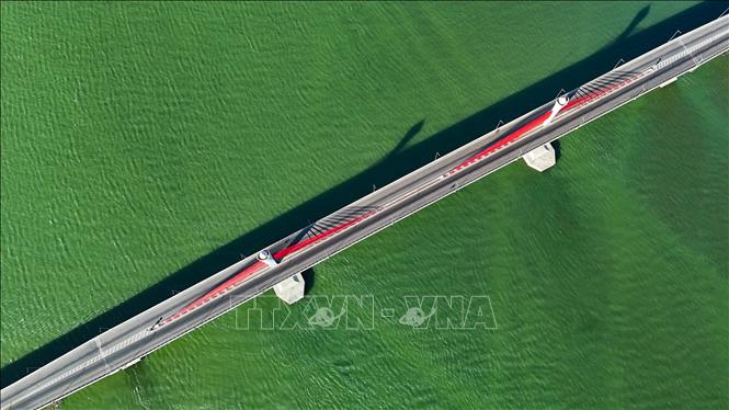 The road starts from Cua Hoi (Hoi gate) bridge in Nghi Xuan district, connecting Nghe An and Ha Tinh provinces. VNA Photo: Hữu Quyết