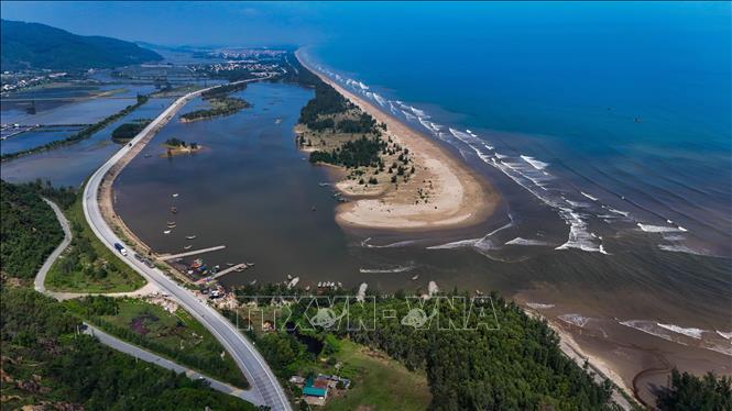 The road passes through the border area between Nghi Xuan and Loc Ha districts. VNA Photo: Hữu Quyết