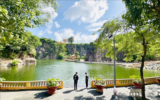 Một góc thiền viện nhìn ra Núi Sập, thắng cảnh nổi tiếng của huyện Thoại Sơn, An Giang. Ảnh: Thanh Sang-TTXVN