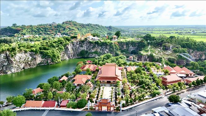 Thiền viện Trúc Lâm An Giang, viên ngọc tâm linh nổi bật giữa thiên nhiên xanh mát. Ảnh: Thanh Sang-TTXVN