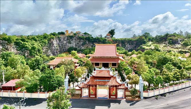 Một góc thiền viện nhìn ra Núi Sập – thắng cảnh nổi tiếng của huyện Thoại Sơn, An Giang. Ảnh: Thanh Sang-TTXVN