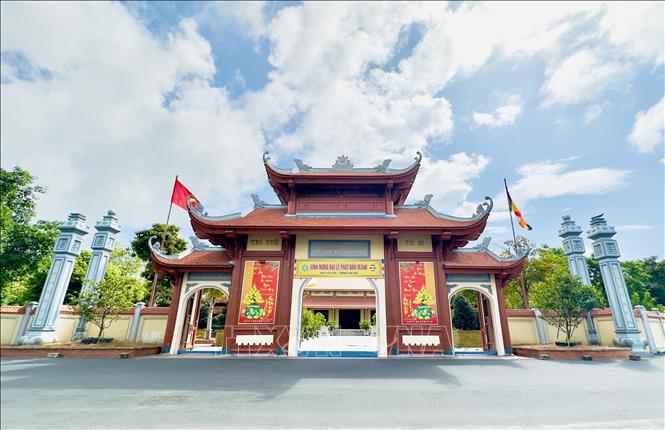 Cổng tam quan uy nghi, mang đậm nét kiến trúc truyền thống của thiền phái Trúc Lâm Yên Tử. Ảnh: Thanh Sang-TTXVN