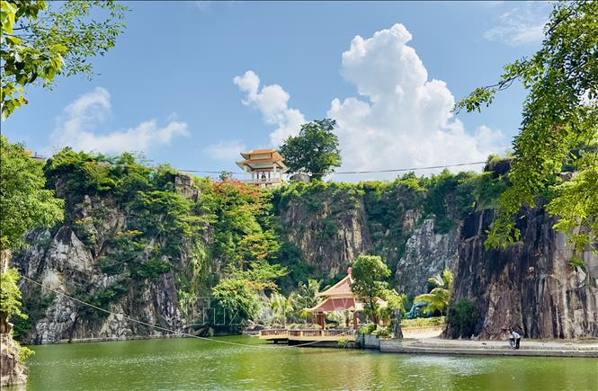 Hồ nước trong khuôn viên thiền viện tạo nên không gian yên bình, thư thái. Ảnh: Thanh Sang-TTXVN