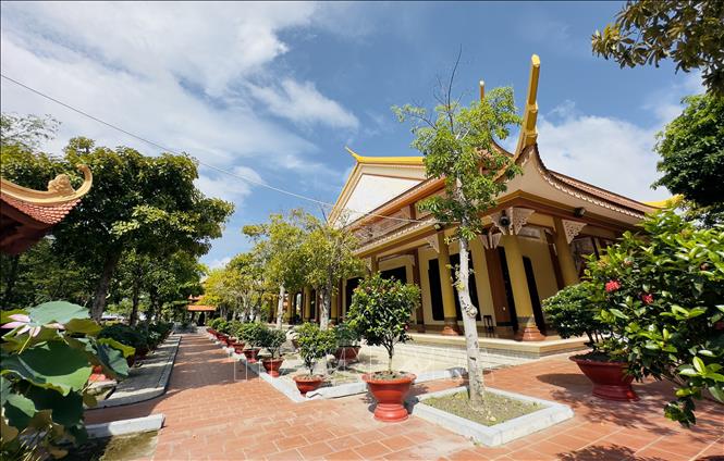 Hành lang dài nối các khu vực trong thiền viện, mang phong cách kiến trúc cổ kính. Ảnh: Thanh Sang-TTXVN