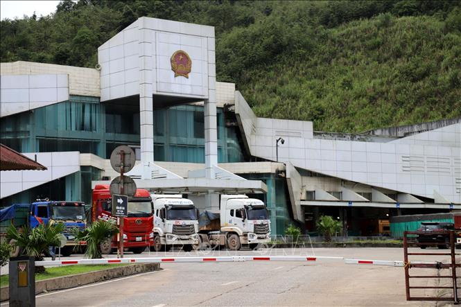 Các cơ quan chức năng liên quan lại trả lời vòng vo, né tránh trọng tâm câu hỏi hoặc không thể đưa ra câu trả lời khi hỏi về căn cứ pháp lý để thông quan dòng xe hai khúc. Ảnh: Văn Tý-TTXVN
